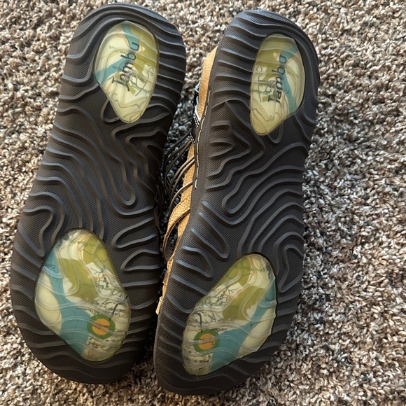 Jambu Women's Tan and Brown Multi-Strap Sandals - Picture 10 of 10